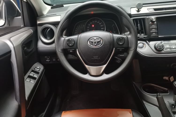 Used Toyota RAV4 2019 2.0L CVT Two-Wheel Drive Luxury Version China VI Standard Steering Wheel