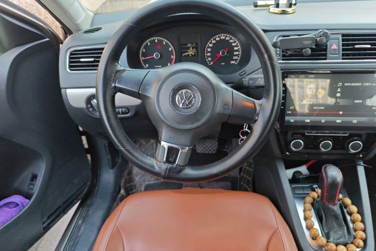 Used Volkswagen Sagitar 2014 Revised Version 1.6L Automatic Comfort Edition Steering Wheel