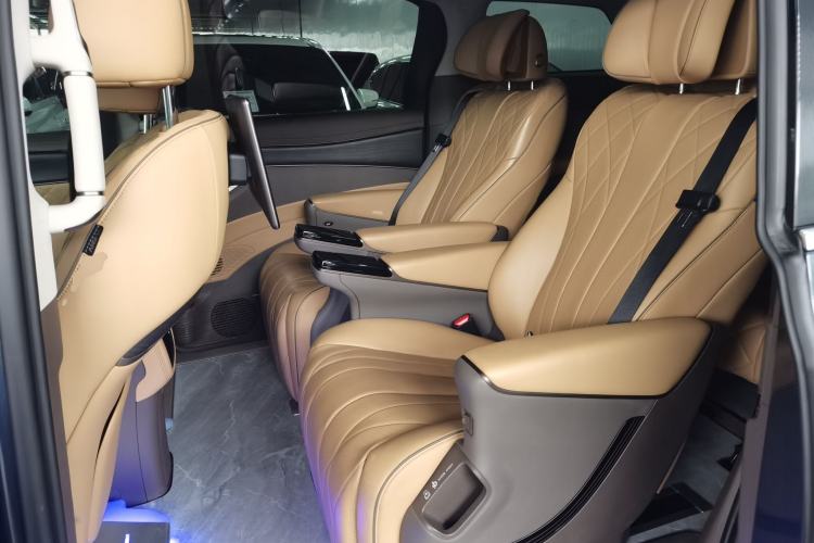 Used Denza D9 2022 DM-i 970 Four-Wheel Drive Prestige Model
