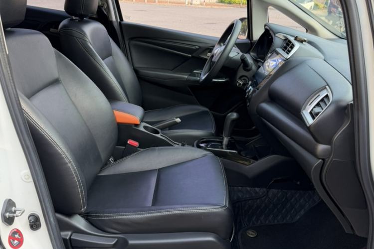 Used Honda Fit 2018 1.5L CVT Comfort Sunroof Version Interior 6