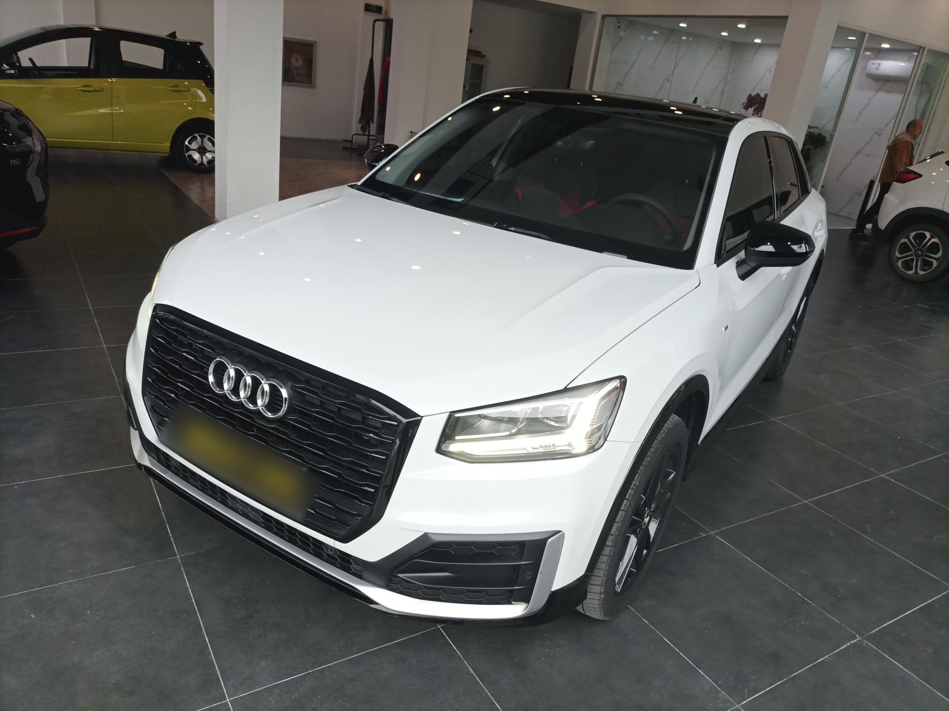 تحت مقدمة السيارة