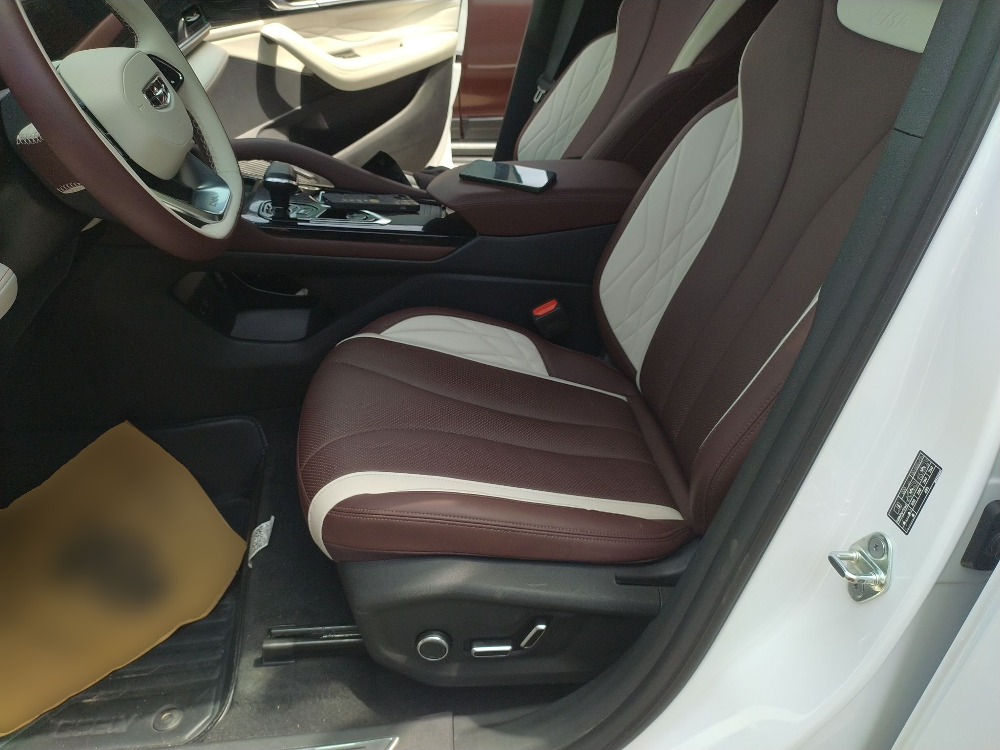 المقاعد الأمامية داخل السيارة