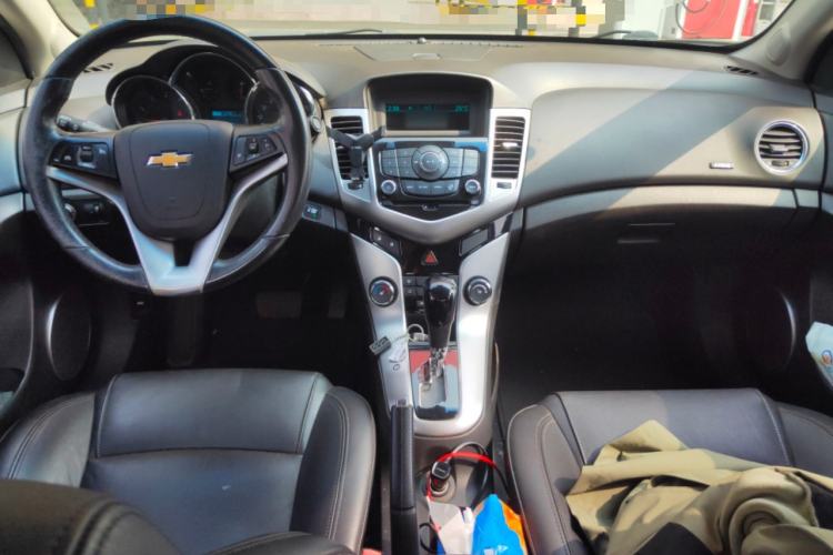 Used Chevrolet Cruze 2013 1.8L SX AT Center Console