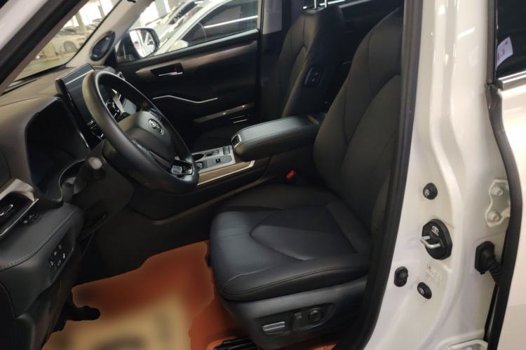 Used Toyota Highlander 2024 2.5L Smart e-Power Dual-Motor All-Wheel-Drive Supreme Edition – 7 Seats Left Front Seat