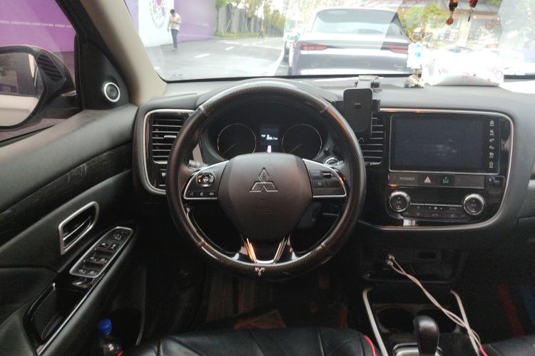 Used Mitsubishi Outlander 2019 2.0L Two-Wheel Drive Comfort Edition 5 Seats China VI Standard Steering Wheel