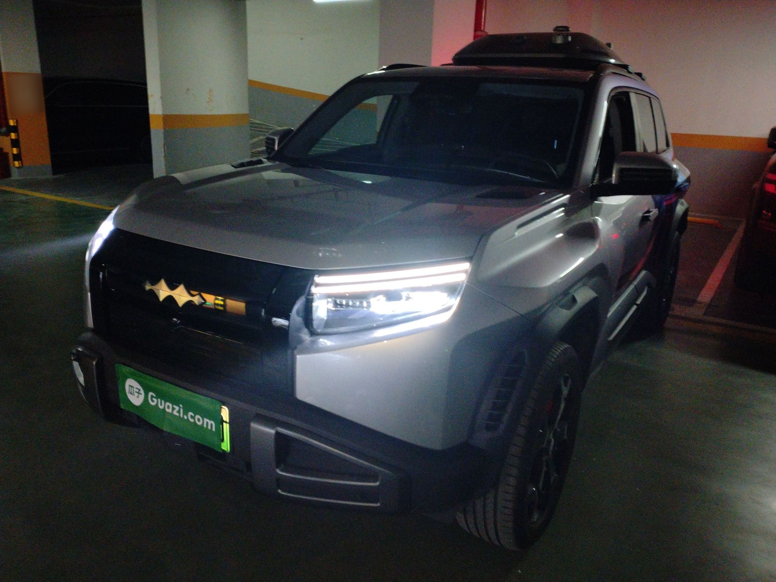 تحت مقدمة السيارة