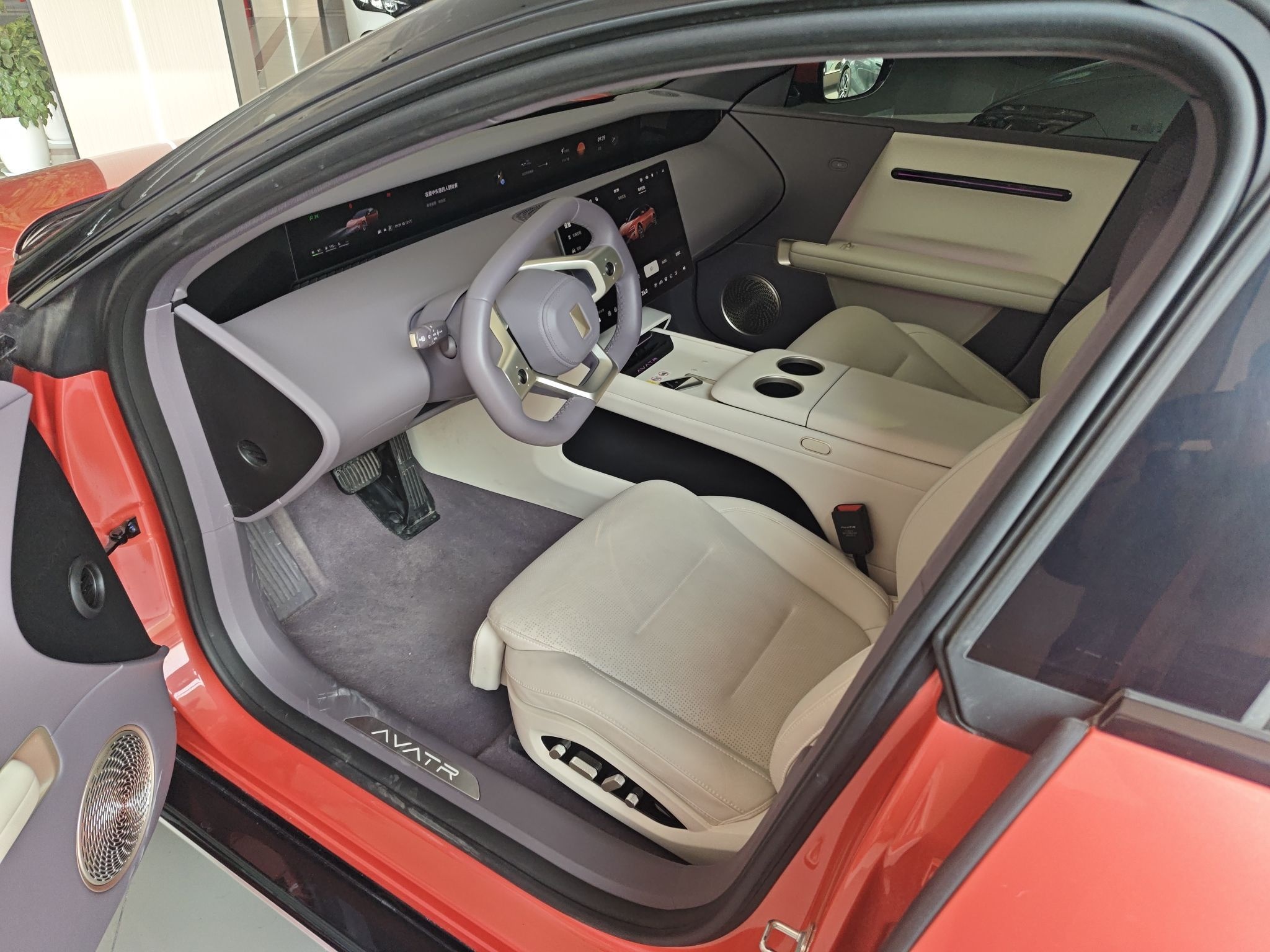 المقاعد الأمامية داخل السيارة