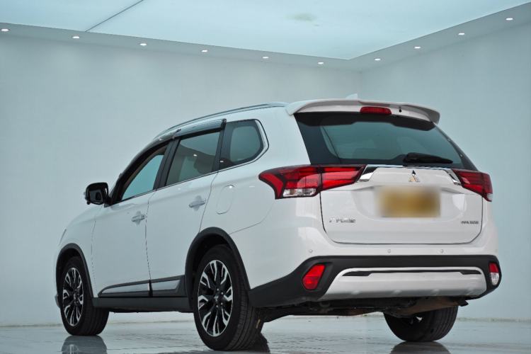 Used Mitsubishi Outlander 2019 2.4L 4x4 Zhi Xiang Edition 5 Seats China VI Standard

