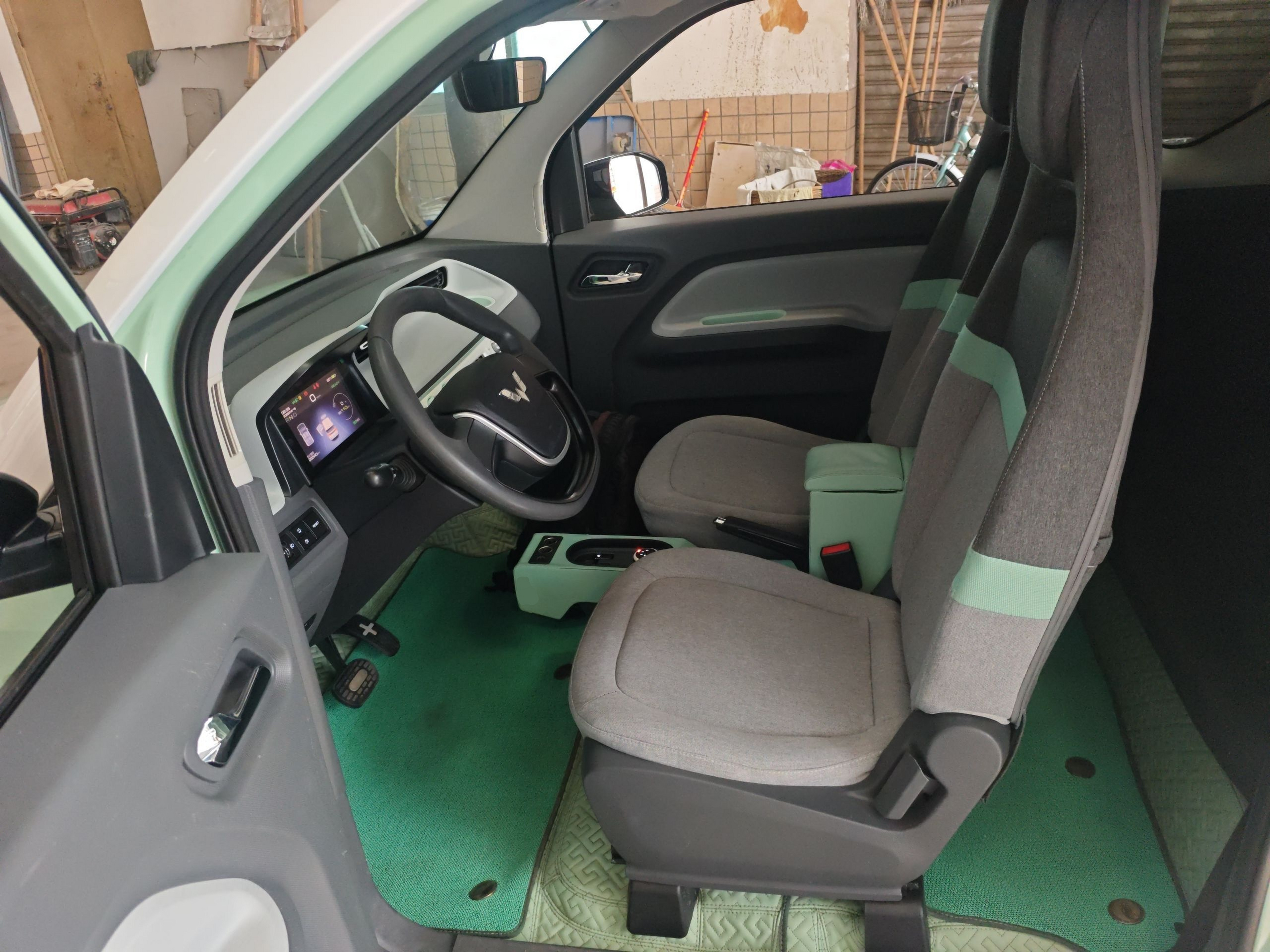 المقاعد الأمامية داخل السيارة