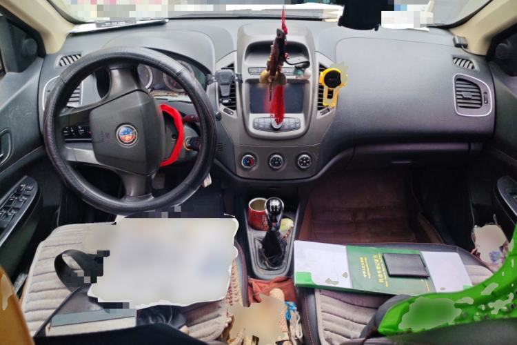 Used Geely Auto Diamond 2015 Sedan 1.5L Manual SuperDeluxe Model Center Console