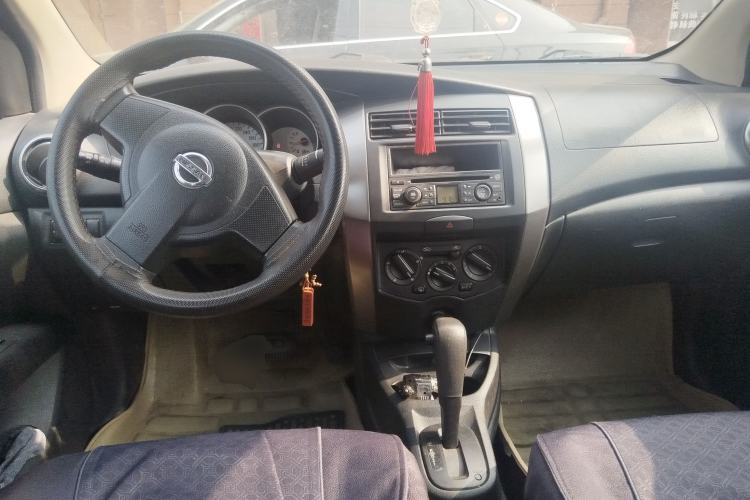Used Nissan Livina 2010 Jingyue Edition 1.6L Automatic All-in-One Model Center Console