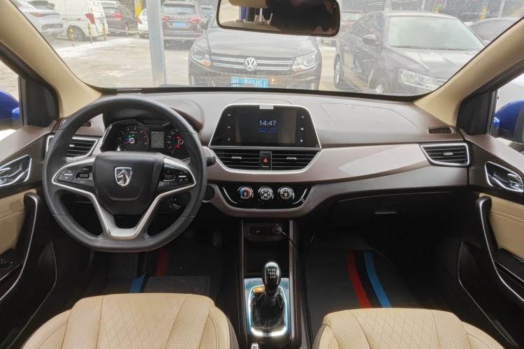 Used Baojun 310W 2017 1.5L Manual Fashion Model China V Center Console