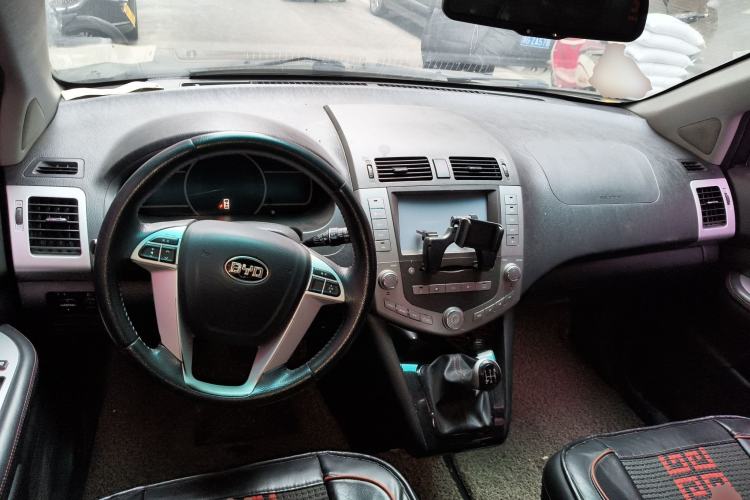 Used BYD S6 2014 2.0L Manual Luxury 5-Seater Steering Wheel