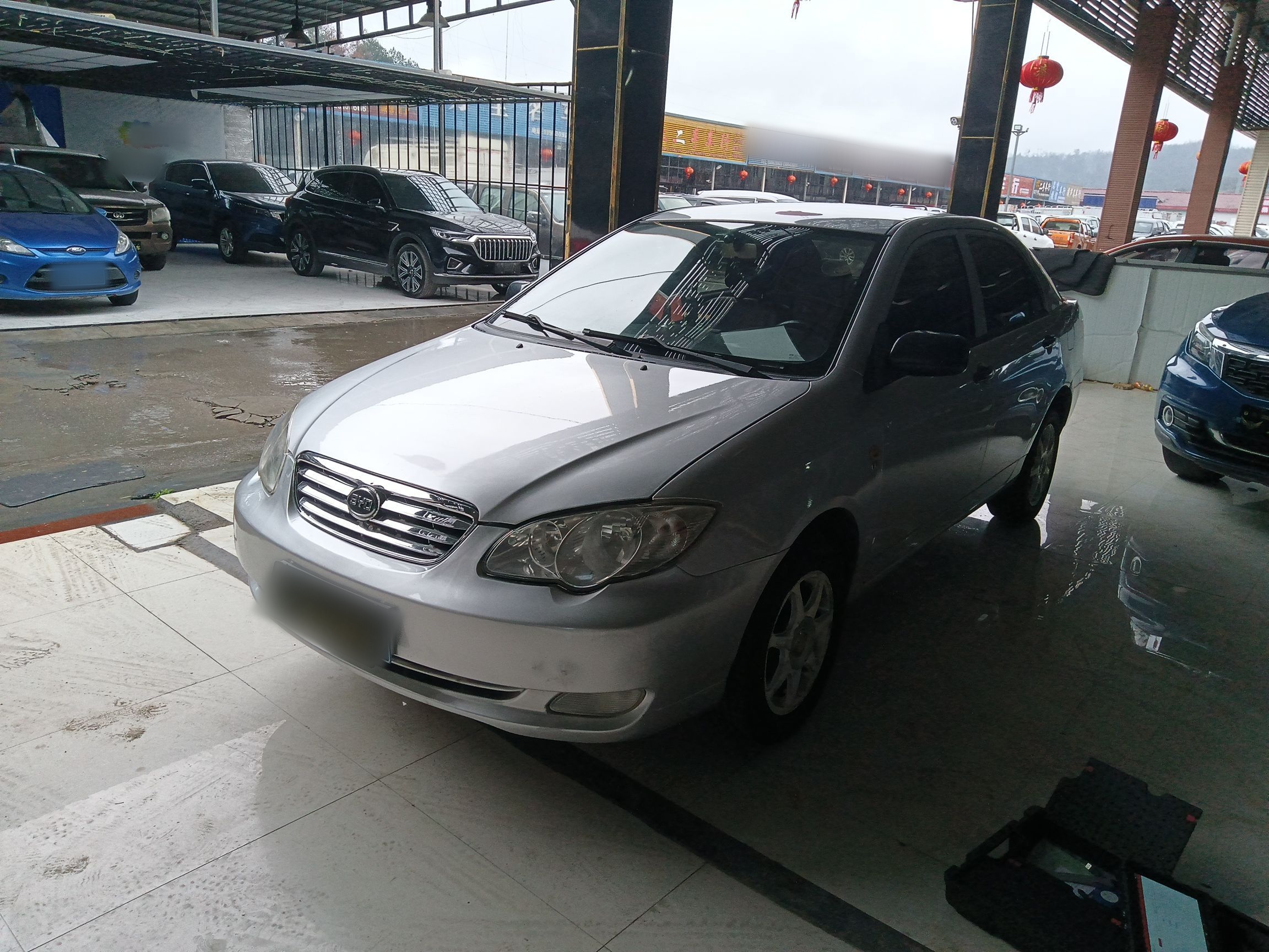 Под передней частью автомобиля