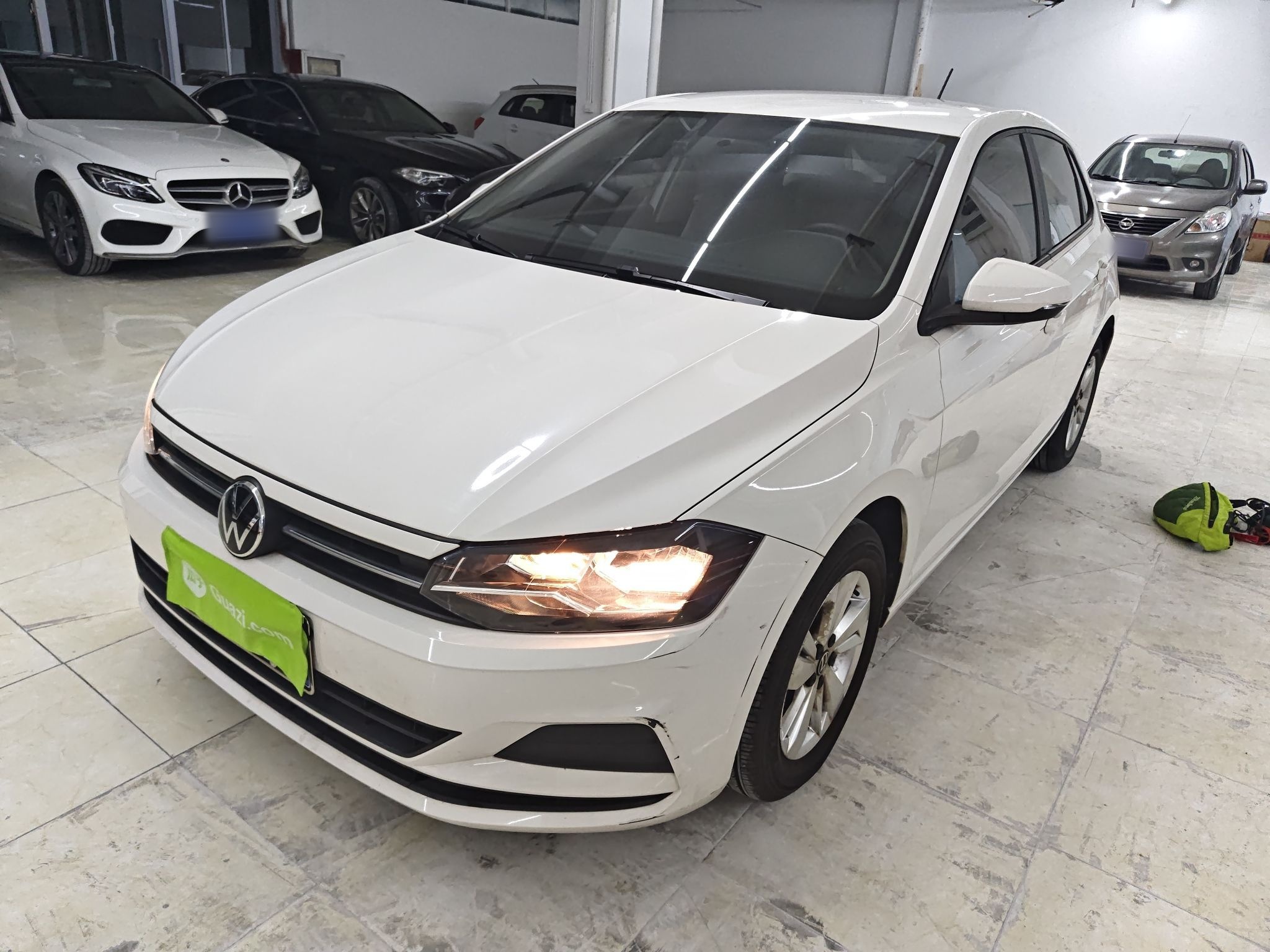 Под передней частью автомобиля