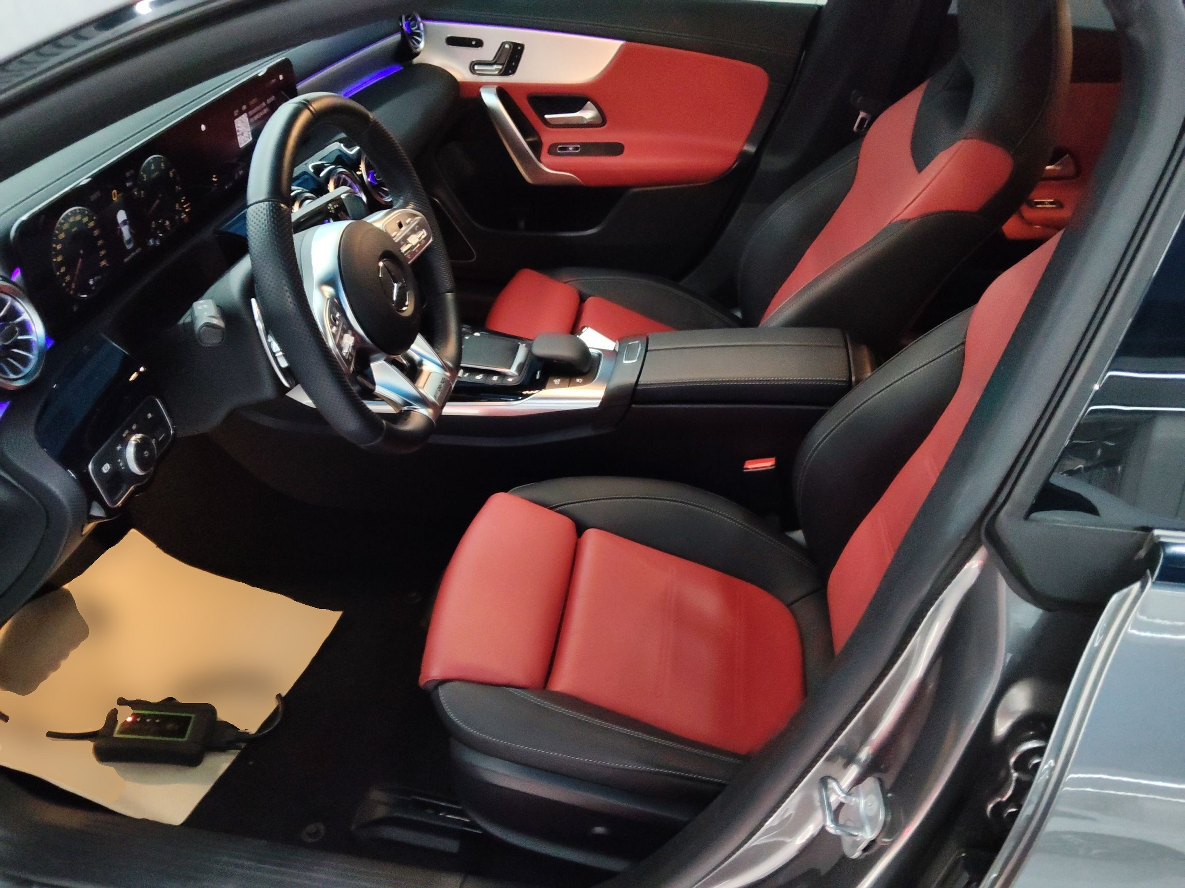 المقاعد الأمامية داخل السيارة