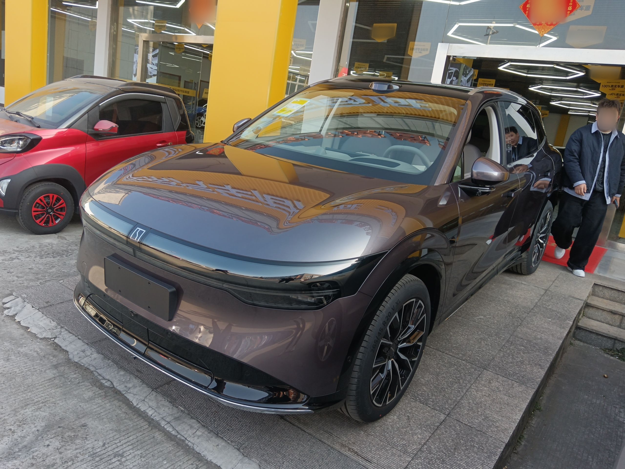 تحت مقدمة السيارة