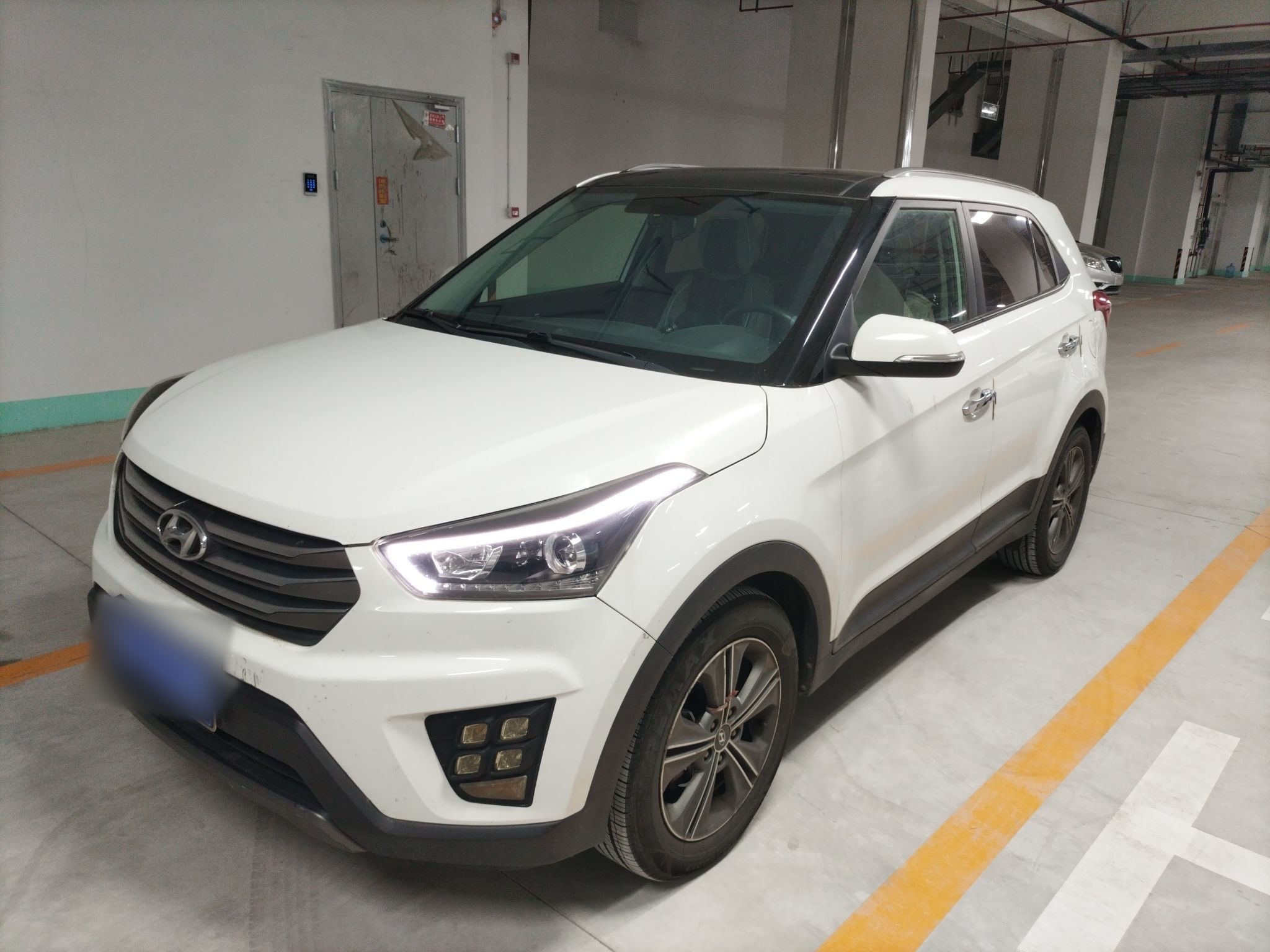 تحت مقدمة السيارة