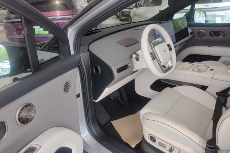 Used Li Auto i6 2025 Model Four-Wheel-Drive Standard Type
