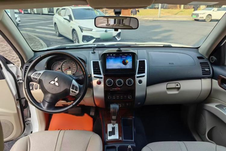 Used Mitsubishi Pajero Sport 2013 3.0L Automatic Two-Wheel Drive Luxury Edition Interior 1