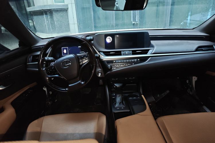Used Lexus ES 2020 200 Luxury Edition Center Console