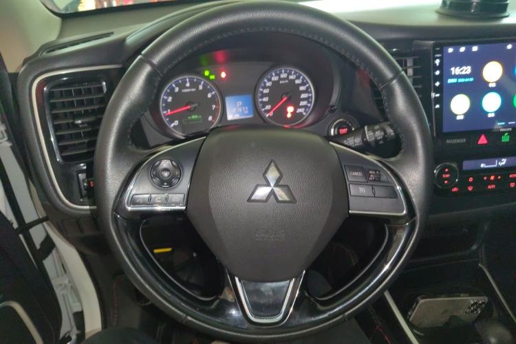 Used Mitsubishi Outlander 2018 2.0L Two-Wheel Drive Glory Edition 5 Seats Steering Wheel