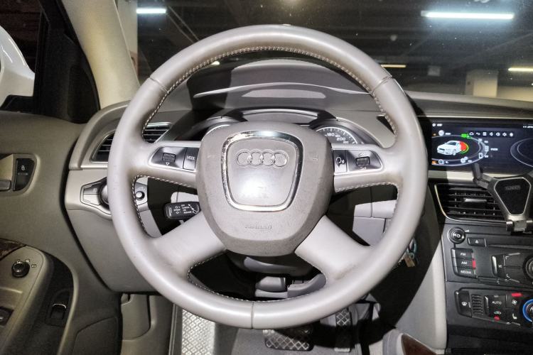 Used Audi A4L 2012 2.0 TFSI automatic Comfort trim level Steering Wheel