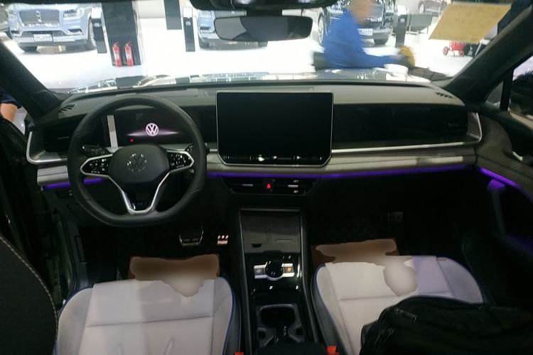 Used Volkswagen Tayron 2025 Tiguan L 380TSI 4Motion Luxury Easy Package Center Console
