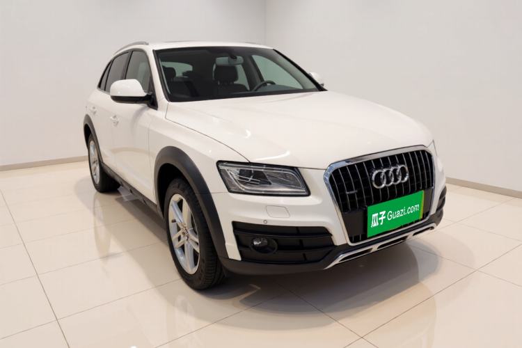Used Audi Q5 2018 Collector's Edition 40 TFSI Technology Model Front Right 45 Deg