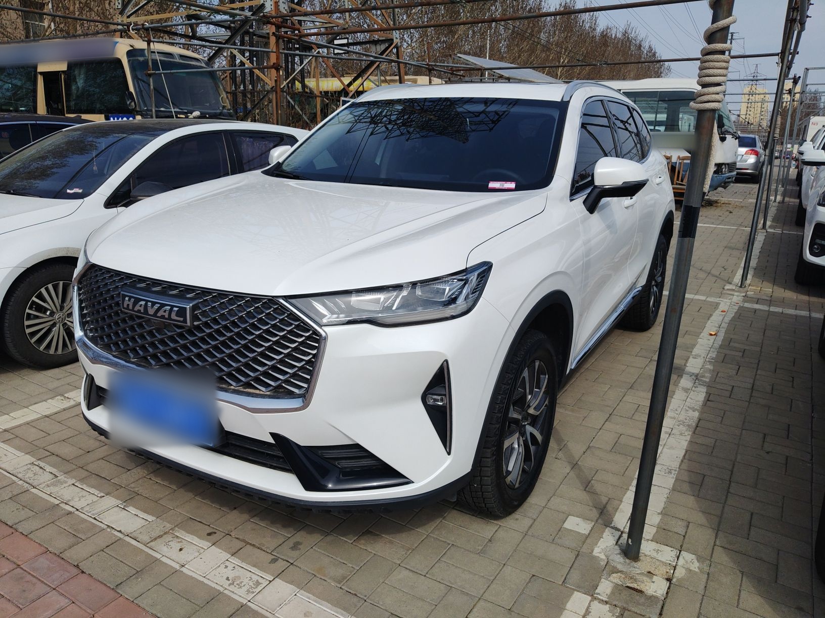 Под передней частью автомобиля