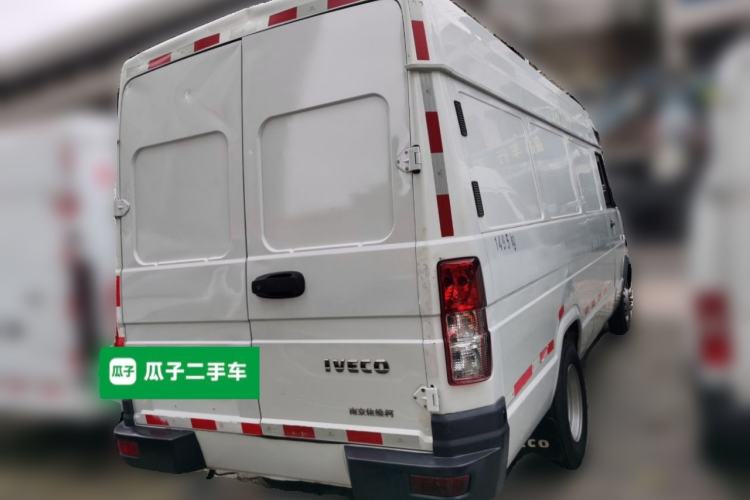 Used Iveco Daily 2017 2.8T V40 Cargo Van Mid-Roof 3/6 Seats 43S5