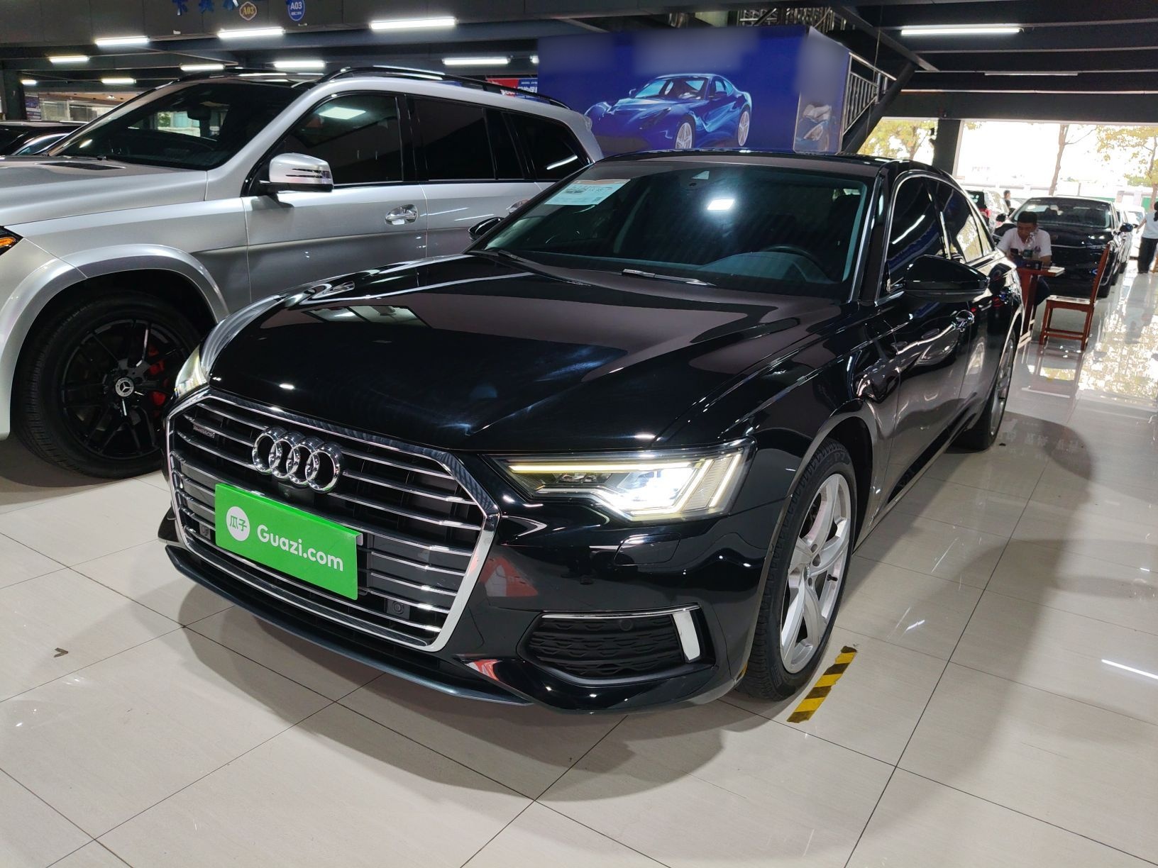 تحت مقدمة السيارة