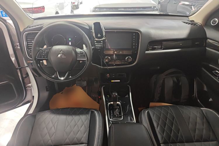 Used Mitsubishi Outlander 2020 2.4L 4x4 Zhi Xiang Edition 7-Seater Center Console