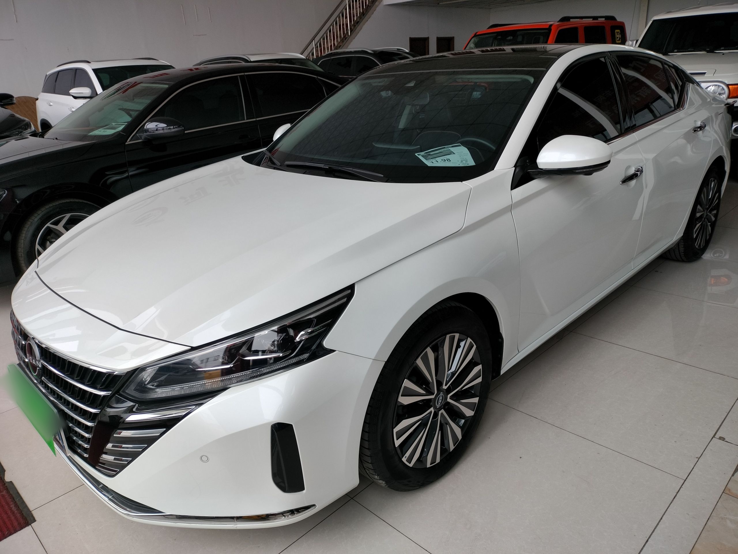 تحت مقدمة السيارة