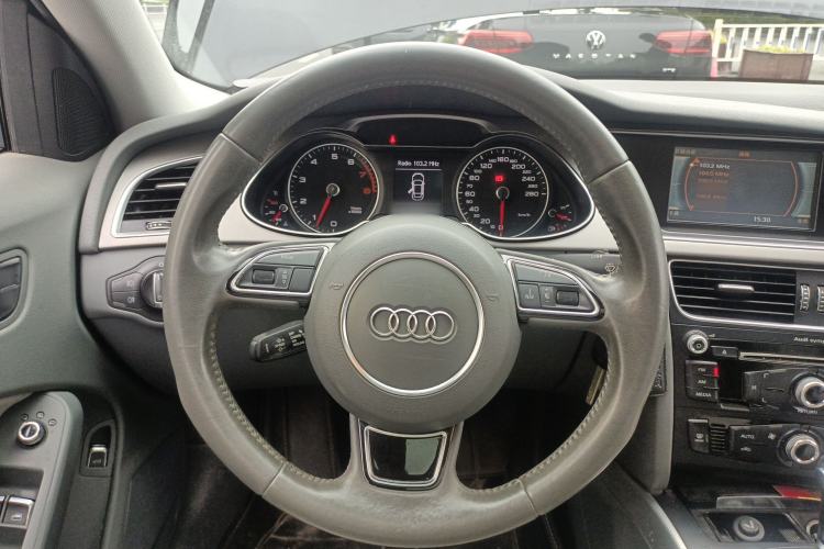 Used Audi A4L 2013 35 TFSI Automatic Standard Model Steering Wheel