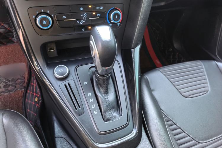 Used Ford Focus 2018 Hatchback Classic 1.6L Automatic Trendy SmartDrive Edition Gear Lever