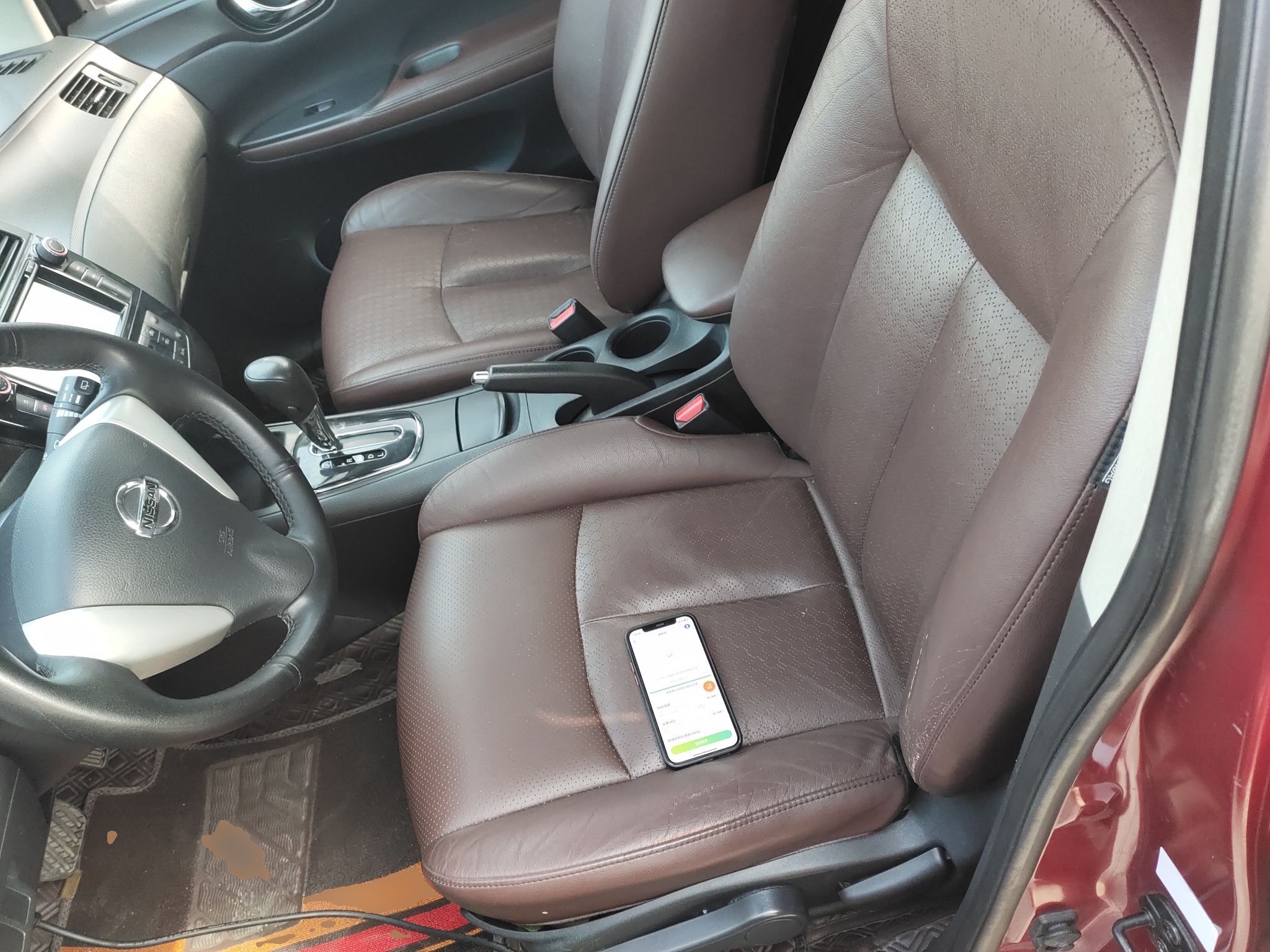 المقاعد الأمامية داخل السيارة