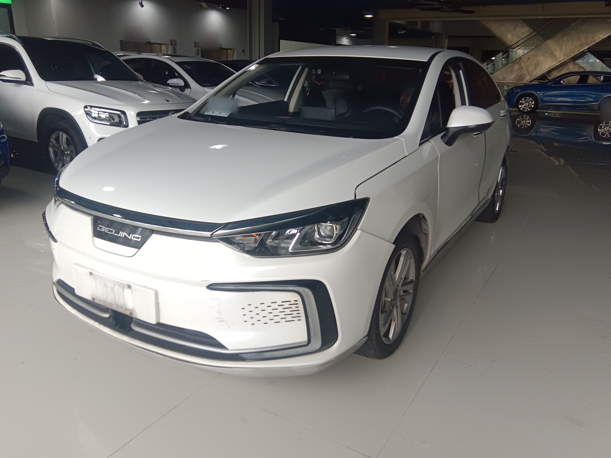 تحت مقدمة السيارة