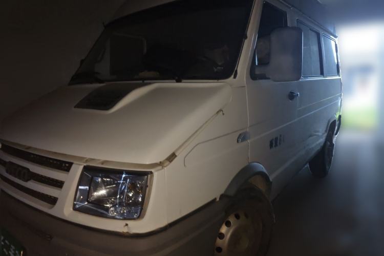 Used Iveco Daily Iveco, registered in 2017, 2.5‑liter diesel, manual, 6 seats, high roof