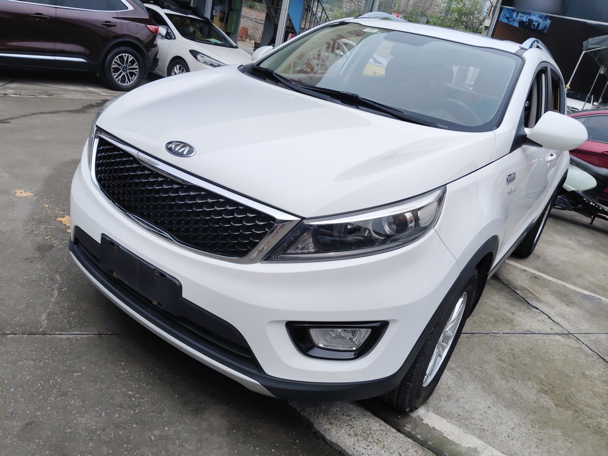 تحت مقدمة السيارة