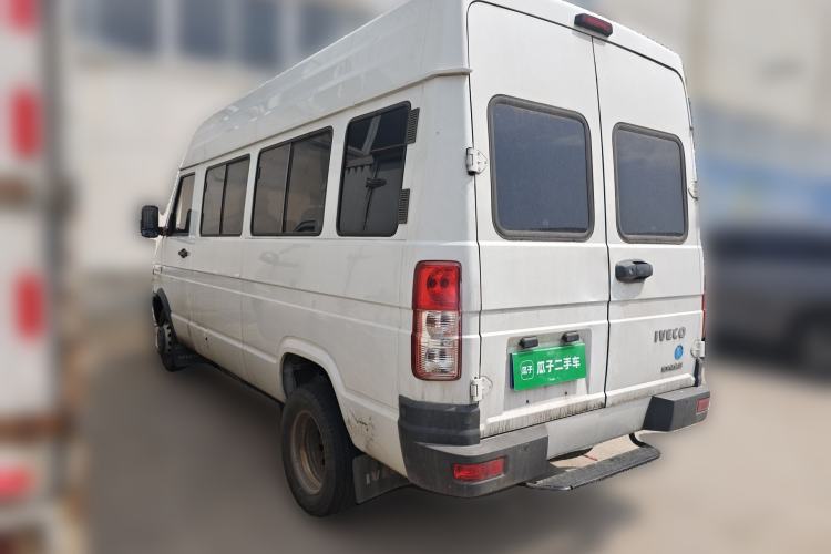 Used Iveco Daily 2022 2.5T A37 M1 Passenger Van 5-9 Seats Long Wheelbase Mid-Roof Design Dual Tires Side Sliding Doors
