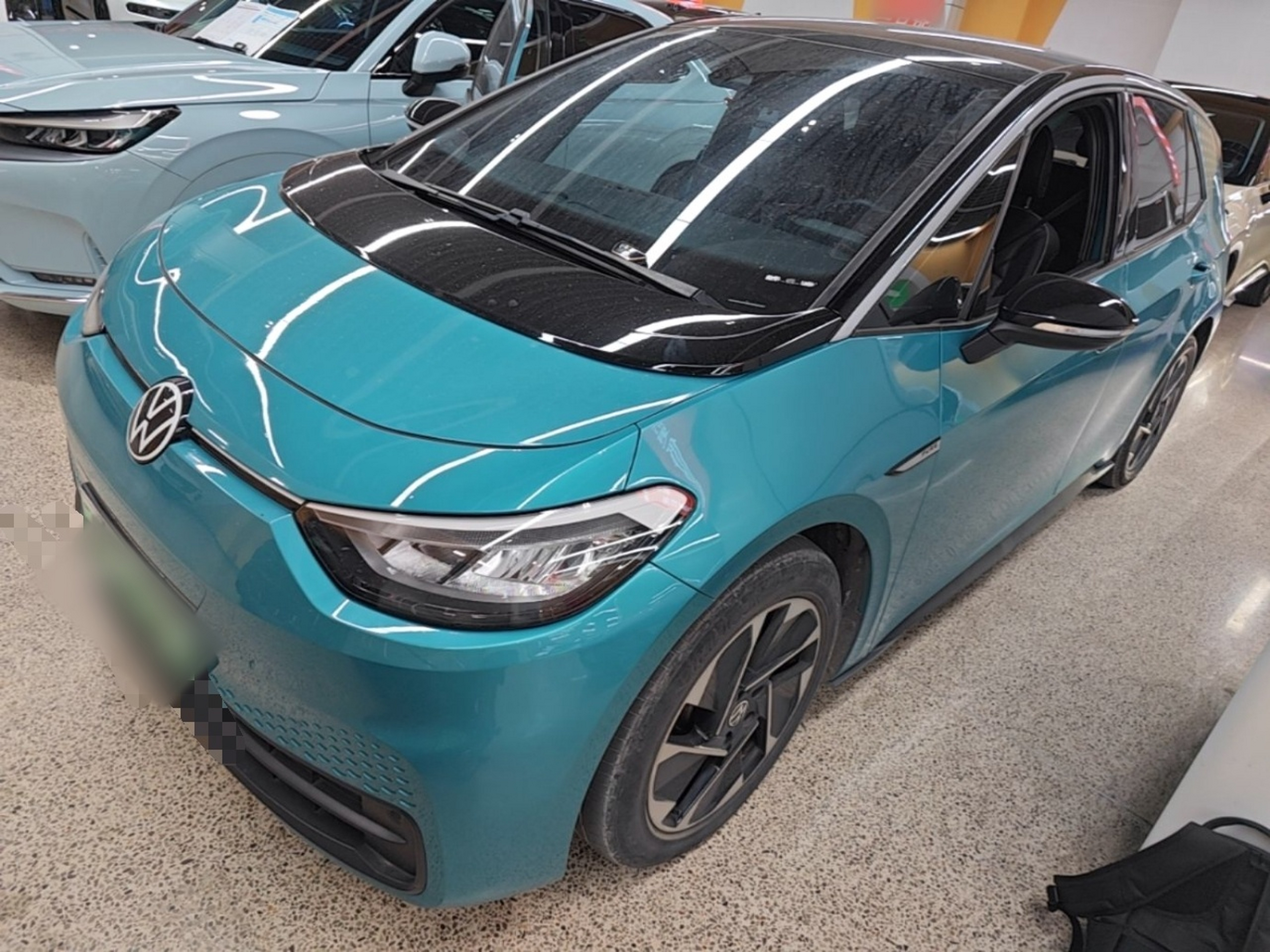 Под передней частью автомобиля