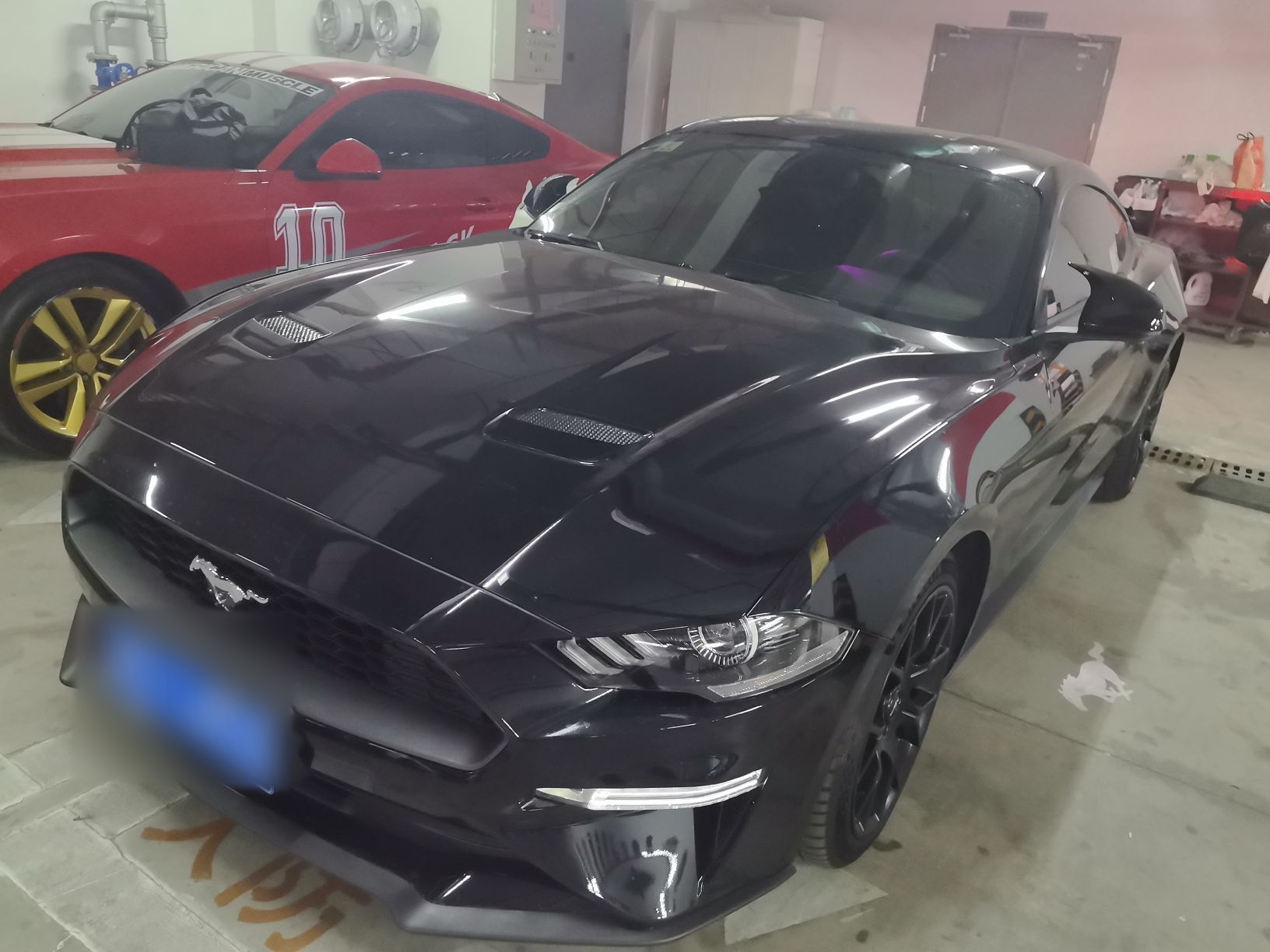 Под передней частью автомобиля