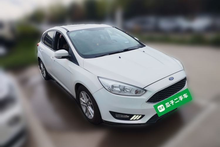 Used Ford Focus 2015 Hatchback EcoBoost 125 Automatic Supreme Style Edition Front Right 45 Deg