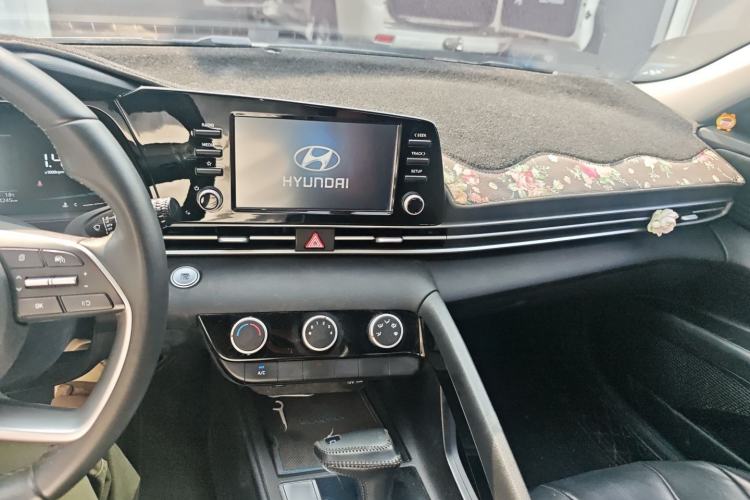 Used Hyundai Elantra 2023 1.5L CVT GLX Elite Edition Center Console