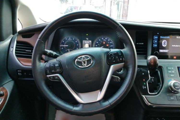 Used Toyota SIENNA 
