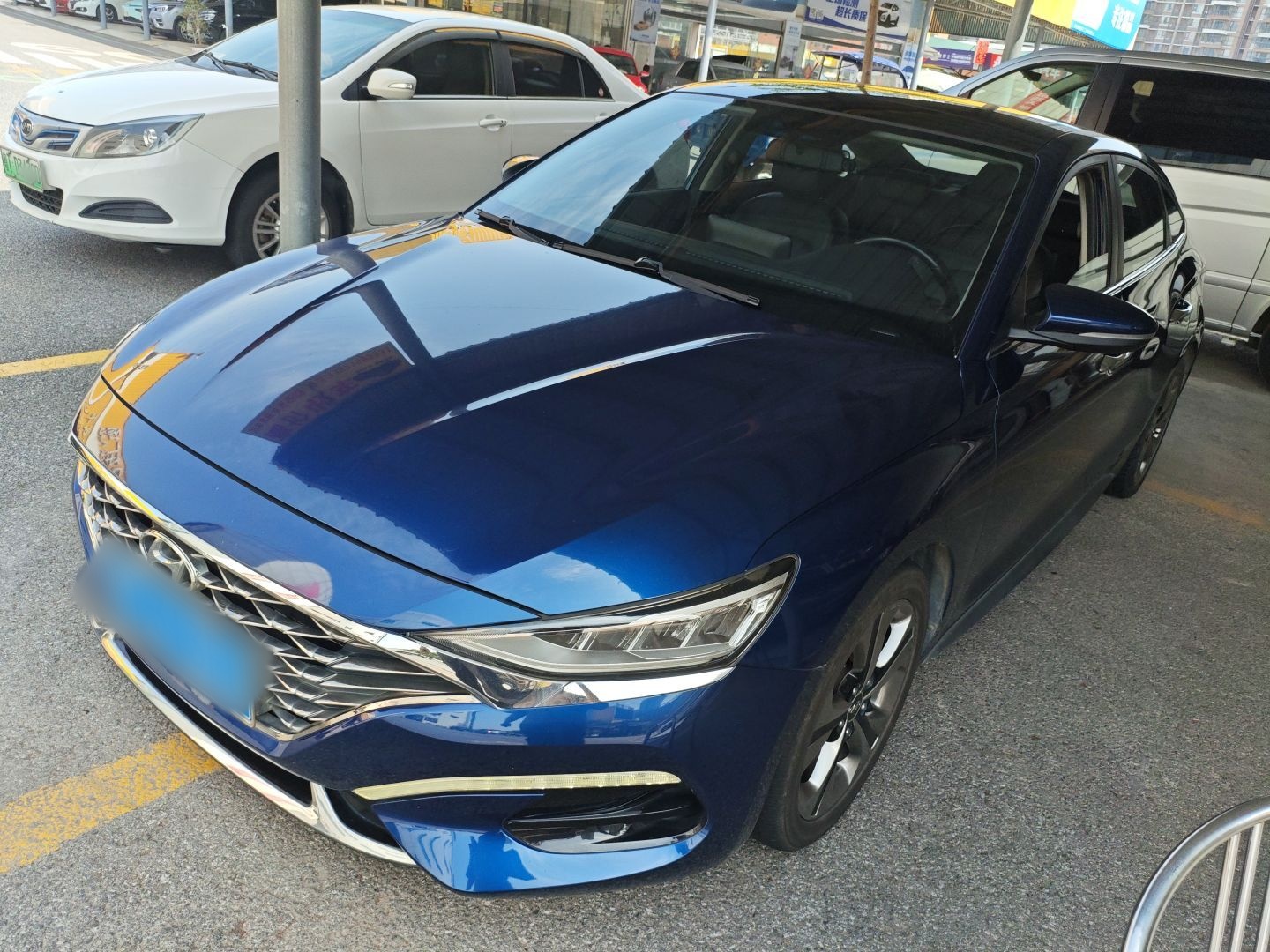 تحت مقدمة السيارة