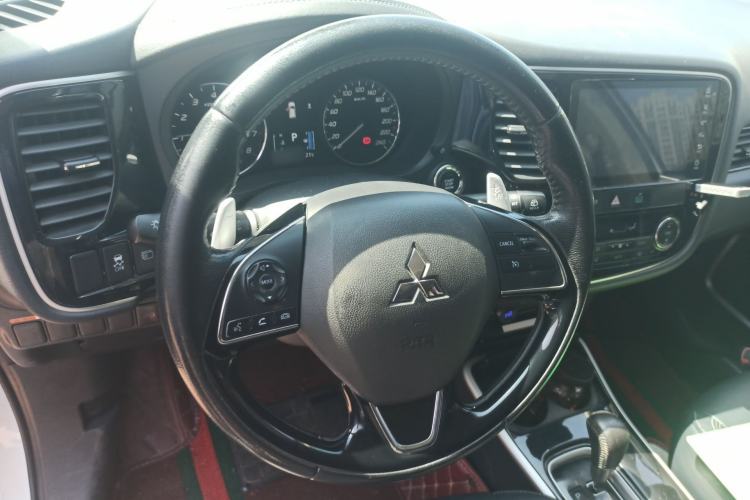 Used Mitsubishi Outlander 2019 2.4L 4x4 Zhi Xiang Edition 5 Seats China V Emission Standard Steering Wheel