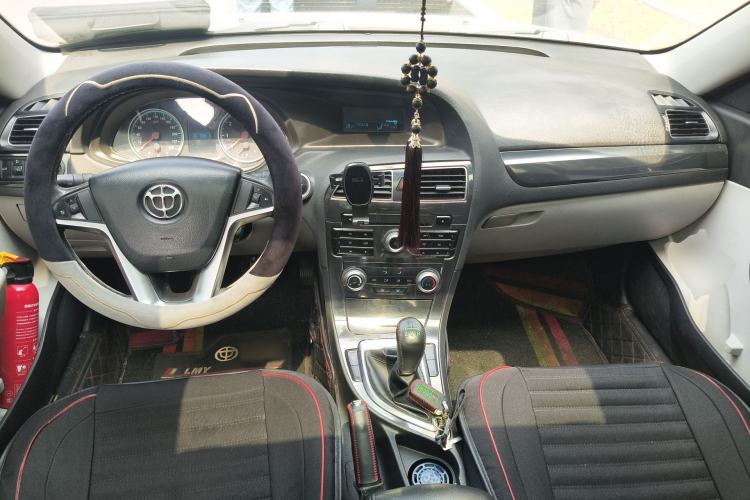 Used Brilliance H530 2011 1.6L Manual Luxury Model Center Console