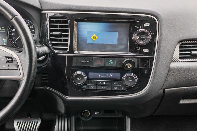 Used Mitsubishi Outlander 2014 2.4L 4x4 Deluxe Value Edition 7 Seats